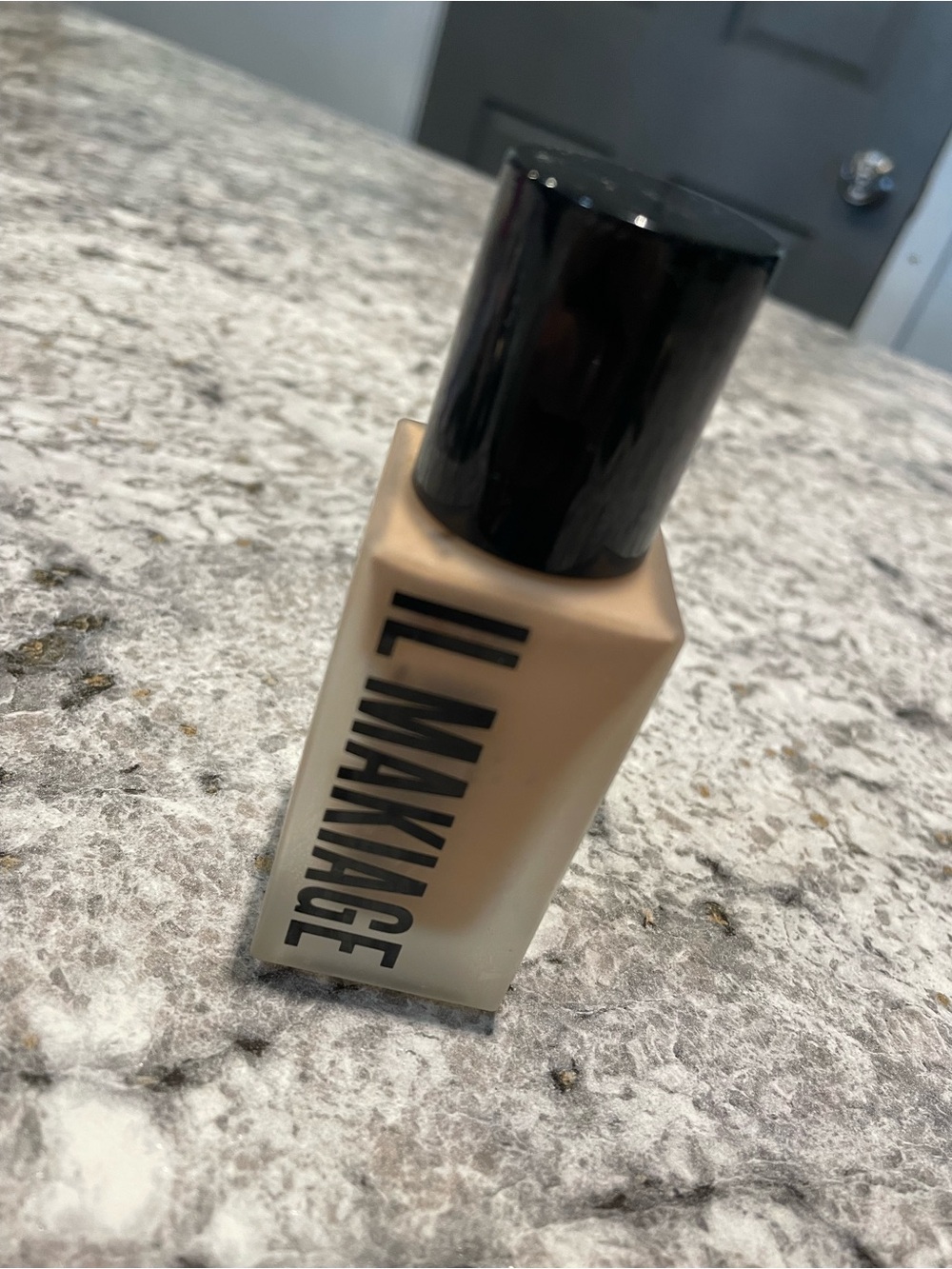 ILLMAKUPAGE Liquid Foundation - Warm Beige